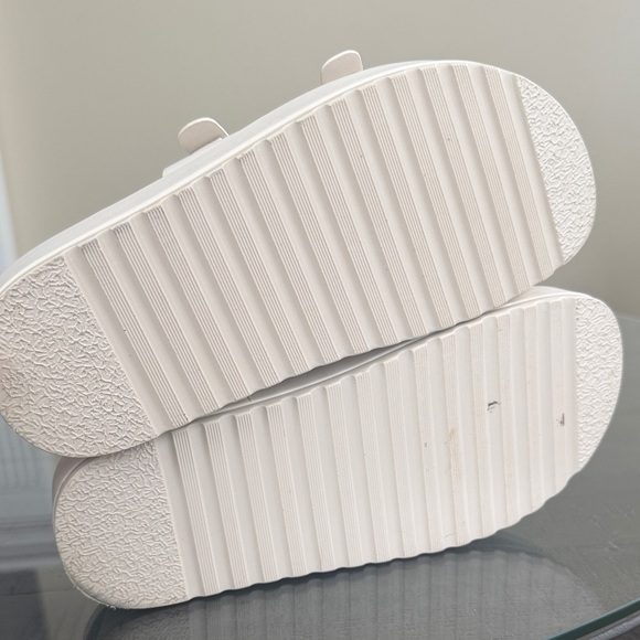 Steve Madden Brooklyn Platform Cream Sandals with Gold Buckles. Womens Size 8.5 - Picture 9 of 9